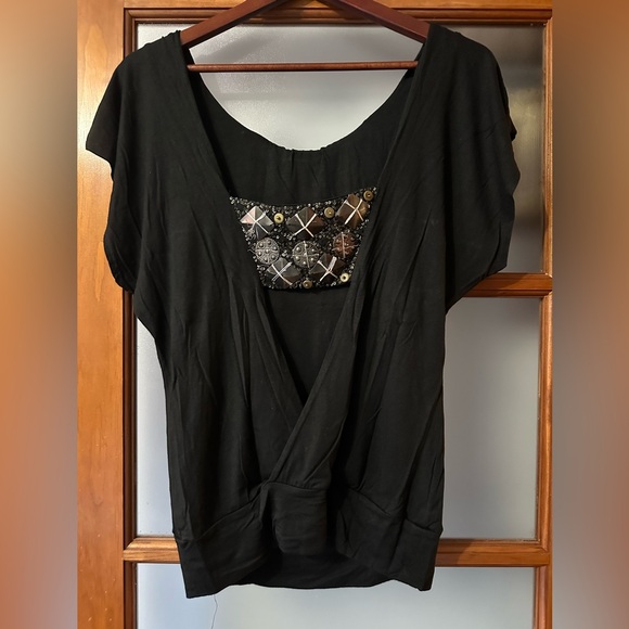 Black top with open back detail - Picture 3 of 3